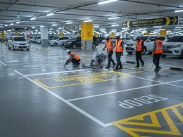 fungsi marka jalan adalah untuk menciptakan alur kerja yang rapi, mencegah kecelakaan kerja, dan memaksimalkan pemanfaatan ruang. Baik itu di area logistik maupun lahan parkir komersial, garis yang jelas adalah kunci keamanan.