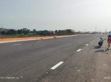 Jasa Marka Jalan: Panduan Lengkap Material, Standar, dan Biaya 2026 1 Tim jasa marka jalan MKI mengaplikasikan cat thermoplastic di jalan kawasan industri