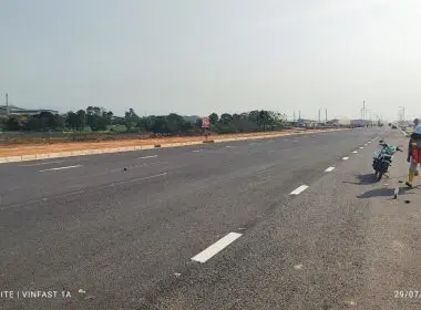 Tim jasa marka jalan MKI mengaplikasikan cat thermoplastic di jalan kawasan industri