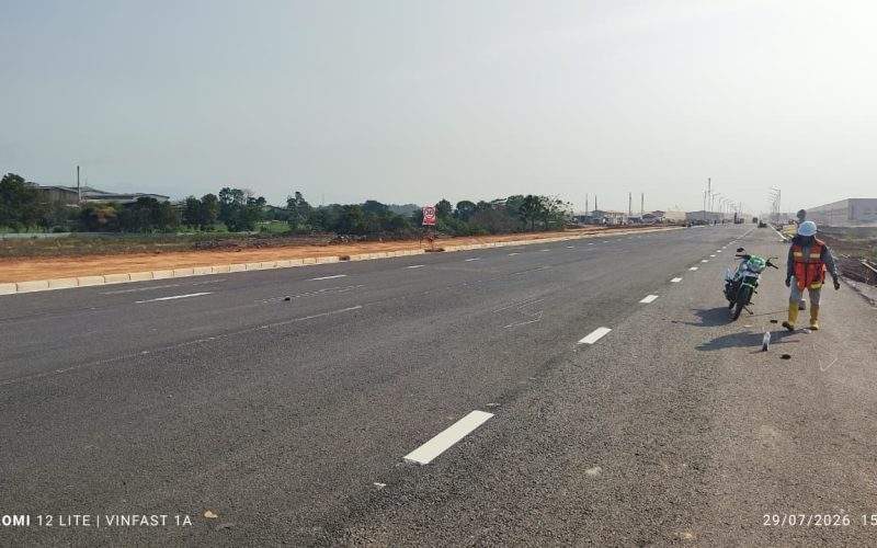 Tim jasa marka jalan MKI mengaplikasikan cat thermoplastic di jalan kawasan industri