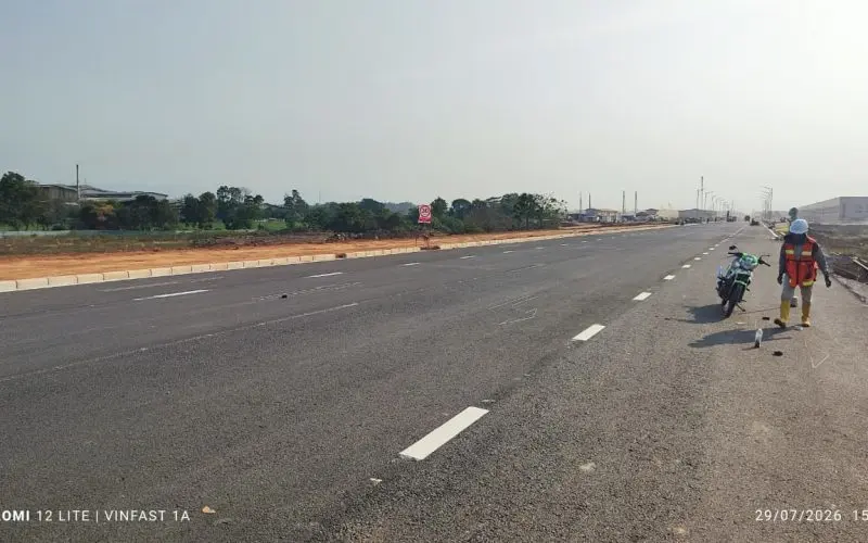 Tim jasa marka jalan MKI mengaplikasikan cat thermoplastic di jalan kawasan industri
